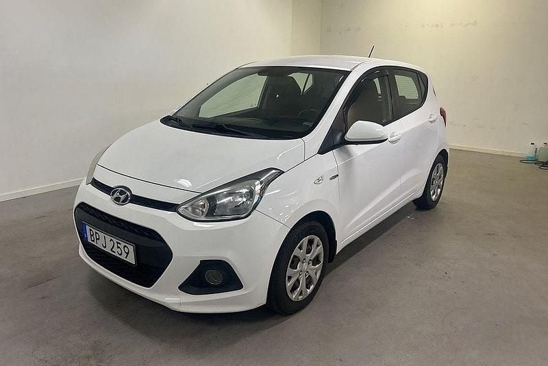 Vit Begagnad 2014 Hyundai i10 Halvkombi | 79 995 kr (Marknadspris) - Bild 1/3