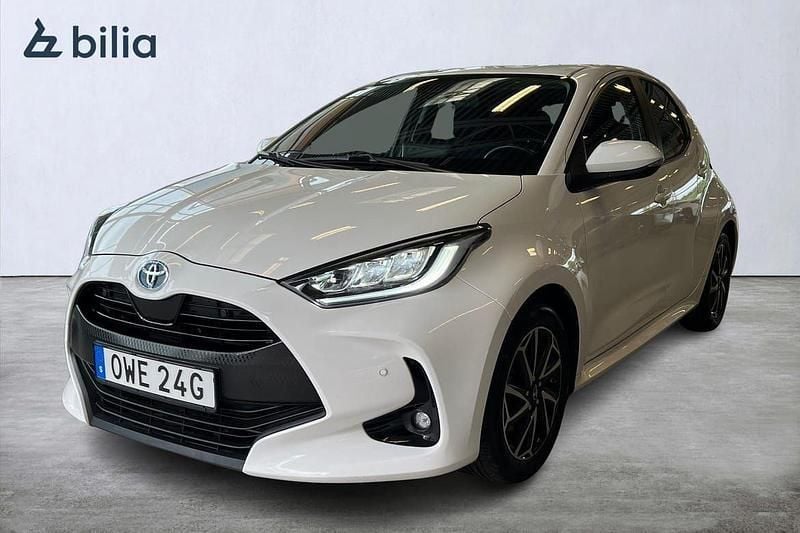 Vit Begagnad 2022 Toyota Yaris Hybrid Active Halvkombi | 194 900 kr (Marknadspris) - Bild 1/3