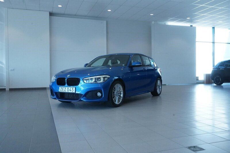 Estoril blå metallic Begagnad 2018 BMW 118 M Sport Halvkombi | 154 800 kr (Bra pris) - Bild 1/4