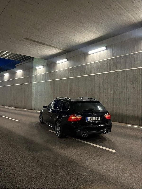 Svart Begagnad 2006 BMW 330 M Sport Kombi | 89 000 kr (Marknadspris) - Bild 1/4