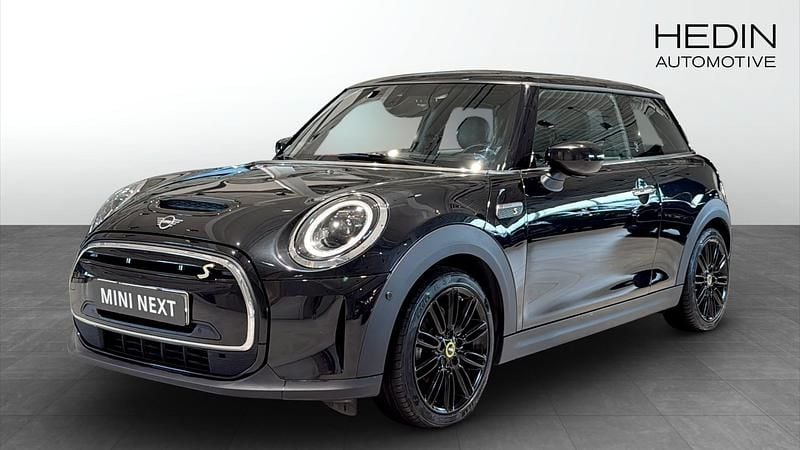 Svart (black) Begagnad 2022 Mini Cooper SE Halvkombi | 228 700 kr (Marknadspris) - Bild 1/4