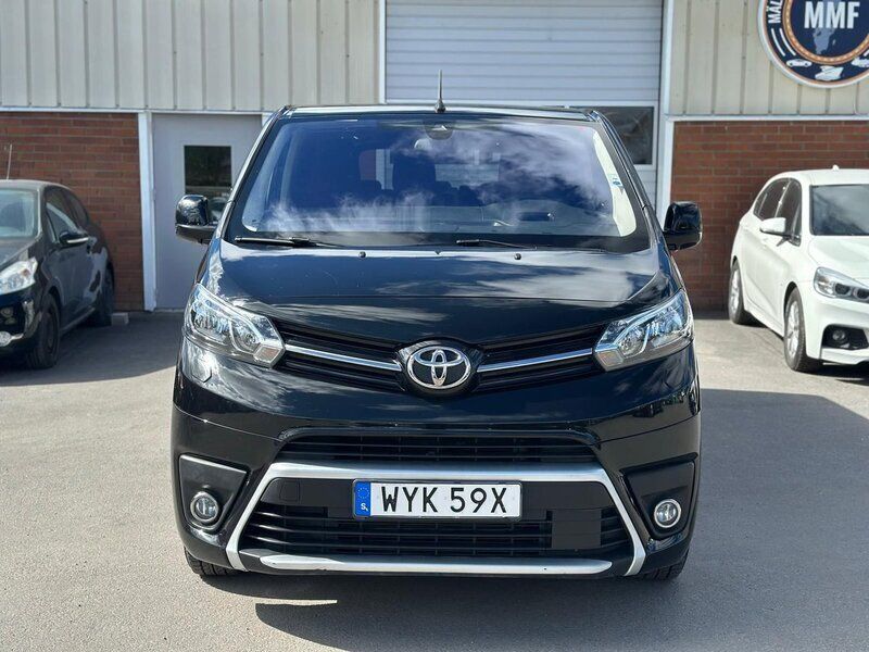 Svart Begagnad 2019 Toyota Proace Verso Kombi | 264 800 kr (Marknadspris) - Bild 1/4