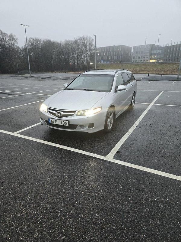 Silver Begagnad 2006 Honda Accord Kombi | 30 000 kr (Superpris) - Bild 1/4