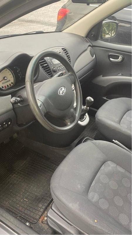 Grå Begagnad 2010 Hyundai i10 Halvkombi | 23 000 kr (Marknadspris) - Bild 1/4