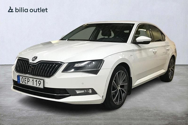 Vit Begagnad 2016 Skoda Superb LAURIN & KLEMENT Halvkombi | 169 900 kr (Marknadspris) - Bild 1/3