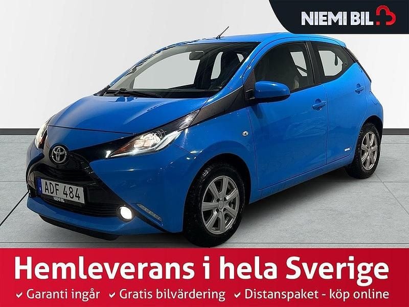 Blå Begagnad 2015 Toyota Aygo X-play Halvkombi | 79 900 kr (Marknadspris) - Bild 1/3
