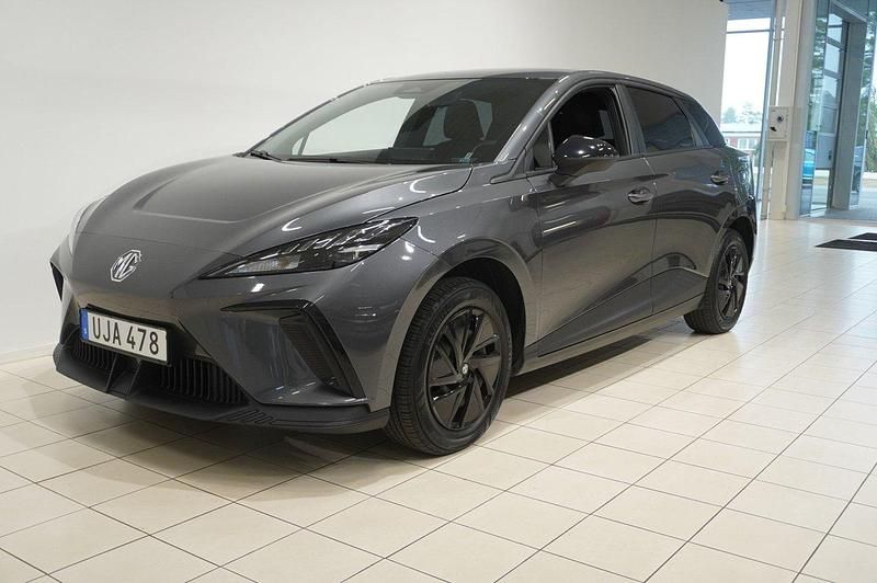 Grå Begagnad 2023 MG MG4 EV Halvkombi | 224 800 kr (Marknadspris) - Bild 1/4