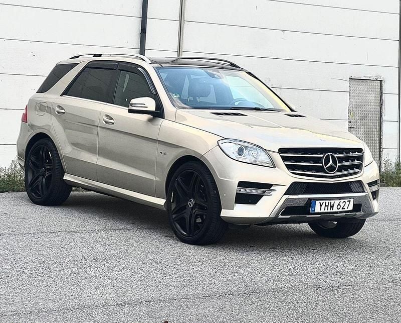 Ljusgul (gul) Begagnad 2012 Mercedes ML350 AMG line SUV | 199 800 kr (Marknadspris) - Bild 1/4