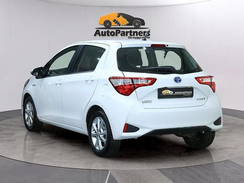 Begagnad Toyota Yaris Hybrid 101 HK (74 kW) 2019 Vit Halvkombi