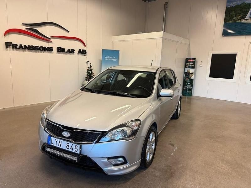 Silver Begagnad 2012 Kia Ceed Halvkombi | 44 900 kr (Marknadspris) - Bild 1/4