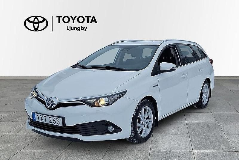 Begagnad Toyota Auris Touring Sports Active 137 HK (100 kW) 2017 Vit Kombi