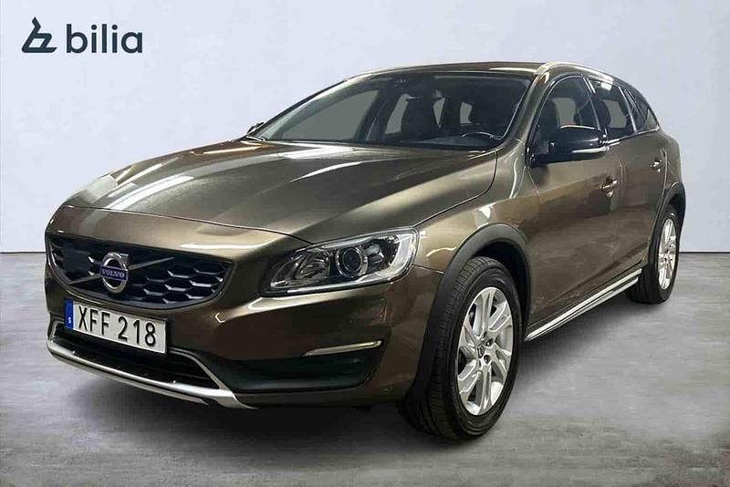 Brun Begagnad 2016 Volvo V60 CC Kombi | 179 900 kr - Bild 1/1