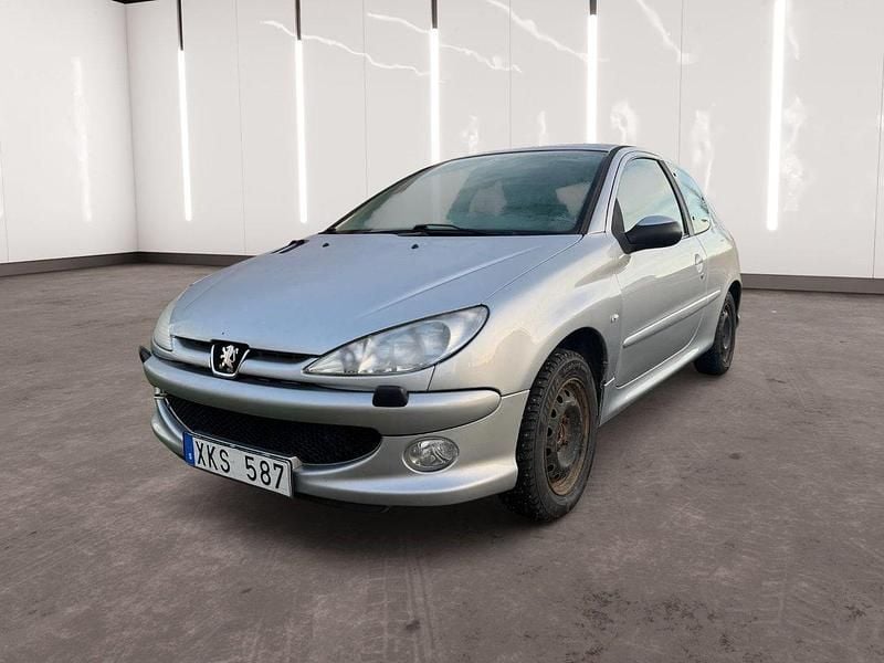Ljusgrå (grå) Begagnad 2006 Peugeot 206 Halvkombi | 19 900 kr (Marknadspris) - Bild 1/4