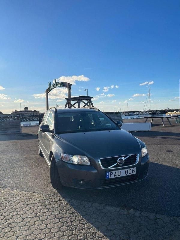 Grå Begagnad 2011 Volvo V50 Momentum Kombi | 44 500 kr (Bra pris) - Bild 1/4