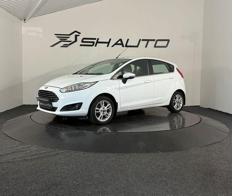 Vit Begagnad 2016 Ford Fiesta Titanium Halvkombi | 79 900 kr (Marknadspris) - Bild 1/4