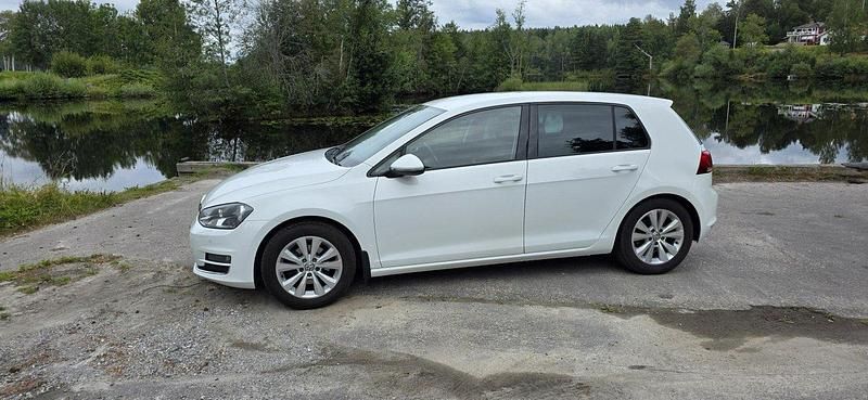 Vit Begagnad 2014 VW Golf VII Halvkombi | 105 900 kr (Marknadspris) - Bild 1/4