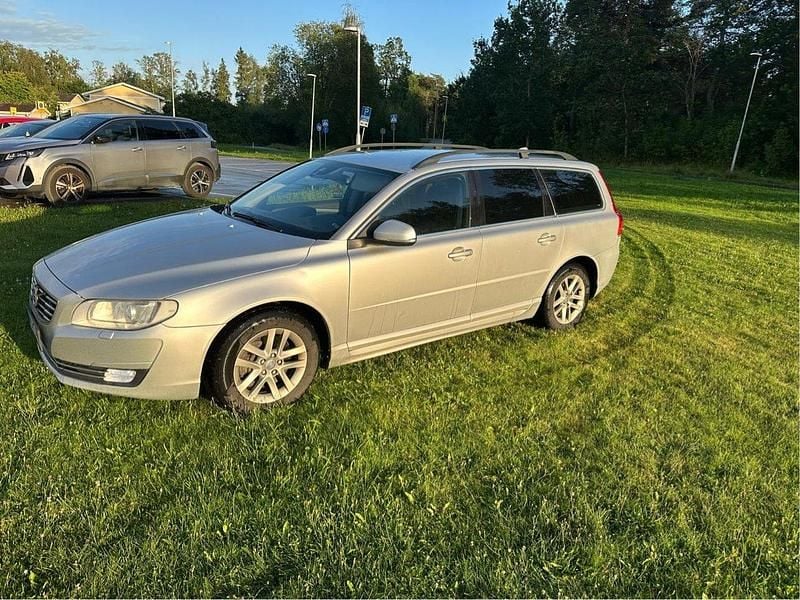 Silver Begagnad 2015 Volvo V70 Momentum Kombi | 139 000 kr (Marknadspris) - Bild 1/4