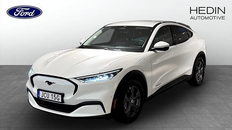 Vit (white) Begagnad 2022 Ford Mustang Mach-E Standard Range SUV | 329 900 kr (Marknadspris) - Bild 1/4