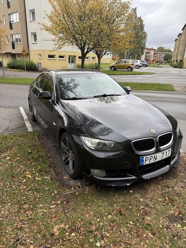 Svart Begagnad 2007 BMW 325 Comfort Edition Sportkupé | 90 000 kr (Bra pris) - Bild 1/4
