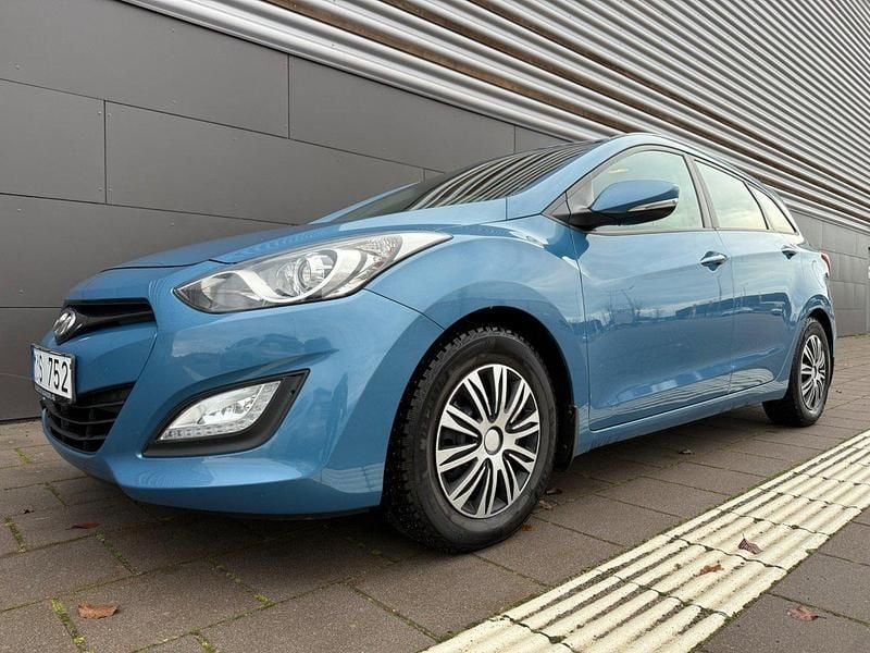 Ljusblå (blå) Begagnad 2013 Hyundai i30 Kombi | 89 900 kr (Marknadspris) - Bild 1/4