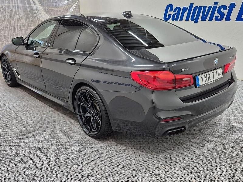 Begagnad BMW M550 M Sport 463 HK (340 kW) 2018 Grå (sophistogrå metallic) Sedan