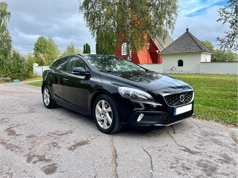Svart Begagnad 2014 Volvo V40 CC Summum Kombi | 96 000 kr (Marknadspris) - Bild 1/4