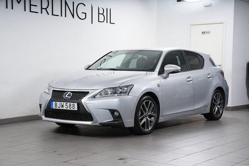 Silver Begagnad 2014 Lexus CT200h Sport Line Halvkombi | 154 900 kr (Marknadspris) - Bild 1/4
