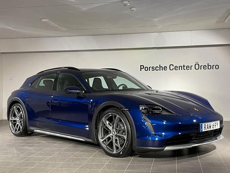 Blå Begagnad 2023 Porsche Taycan Cross Turismo Sedan | 1 139 000 kr (Dyr) - Bild 1/4