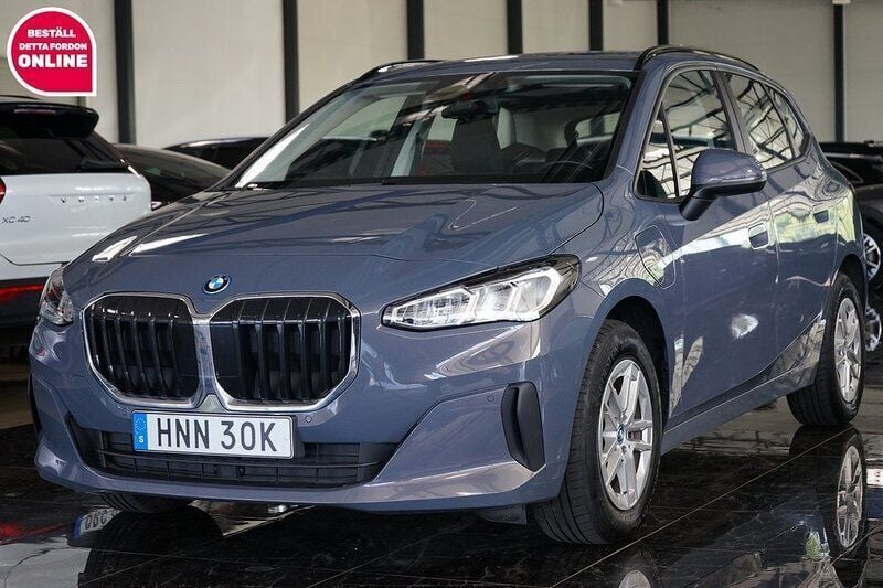 Grå Begagnad 2023 BMW 225 Active Tourer Minibuss | 299 000 kr (Bra pris) - Bild 1/4