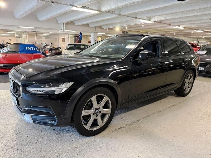 Svart (onyx svart metallic) Begagnad 2020 Volvo V90 CC Momentum Kombi | 189 900 kr (Marknadspris) - Bild 1/4