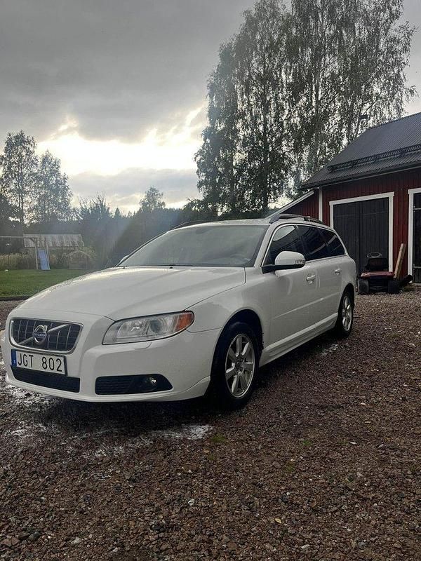 Vit Begagnad 2011 Volvo V70 Momentum Kombi | 62 000 kr (Bra pris) - Bild 1/4