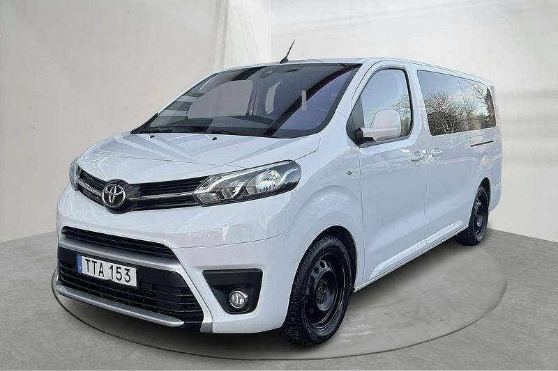 Vit Begagnad 2024 Toyota Proace Verso Kombi | 429 000 kr (Lite dyr) - Bild 1/4