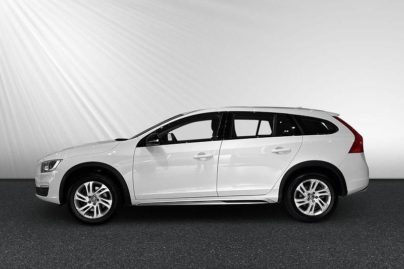 Begagnad Volvo V60 CC Standard 151 HK (111 kW) 2017 Vit Kombi