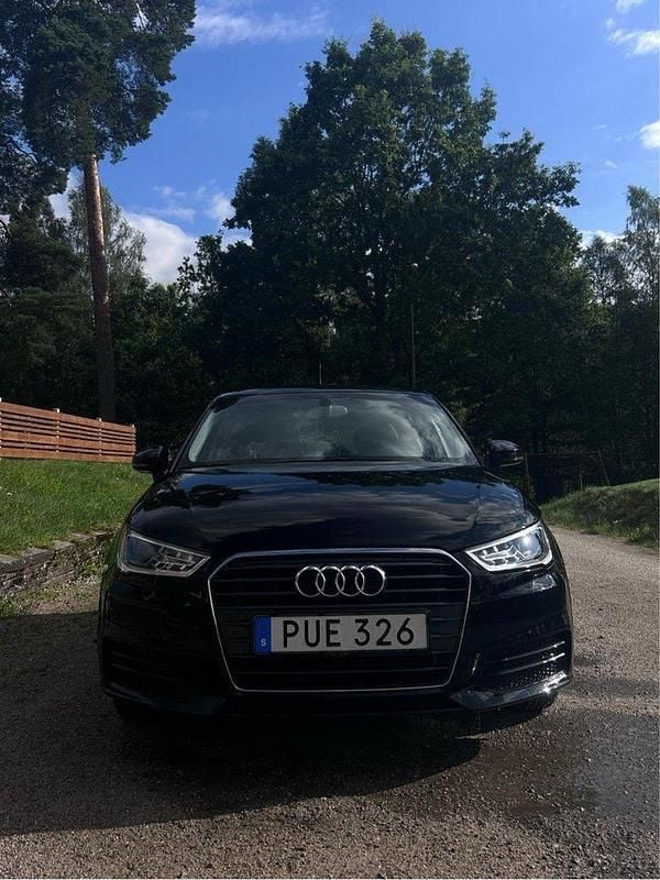 Svart Begagnad 2016 Audi A1 Sportback Sport Halvkombi | 114 900 kr (Marknadspris) - Bild 1/4