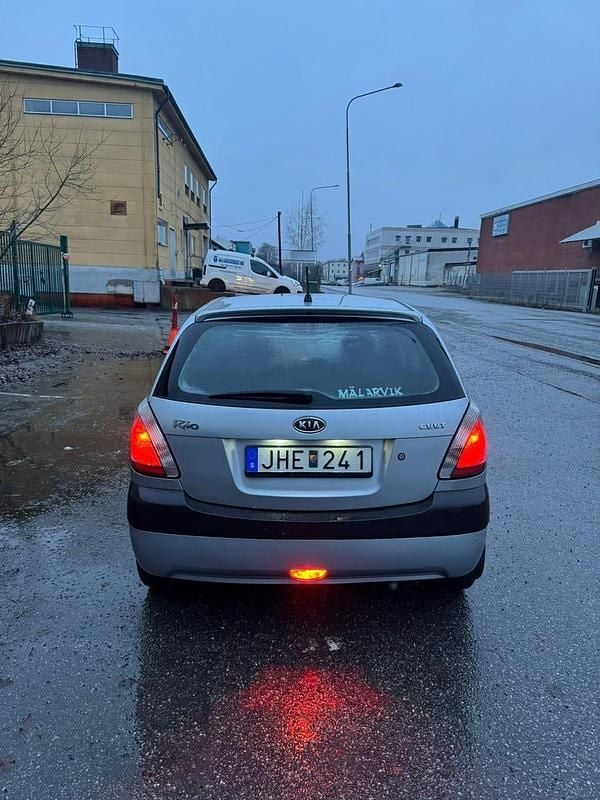 Begagnad 2006 Kia Rio Sport Halvkombi | 29 000 kr (Marknadspris) - Bild 1/4