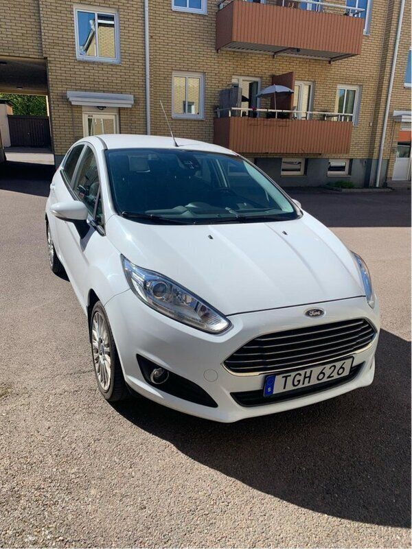 Vit Begagnad 2015 Ford Fiesta Titanium Halvkombi | 66 500 kr (Marknadspris) - Bild 1/4