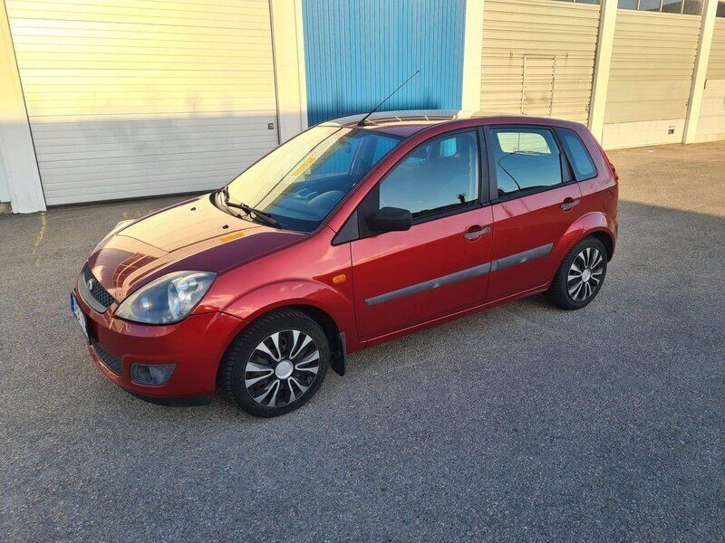 Röd Begagnad 2006 Ford Fiesta Halvkombi | 23 000 kr (Marknadspris) - Bild 1/4