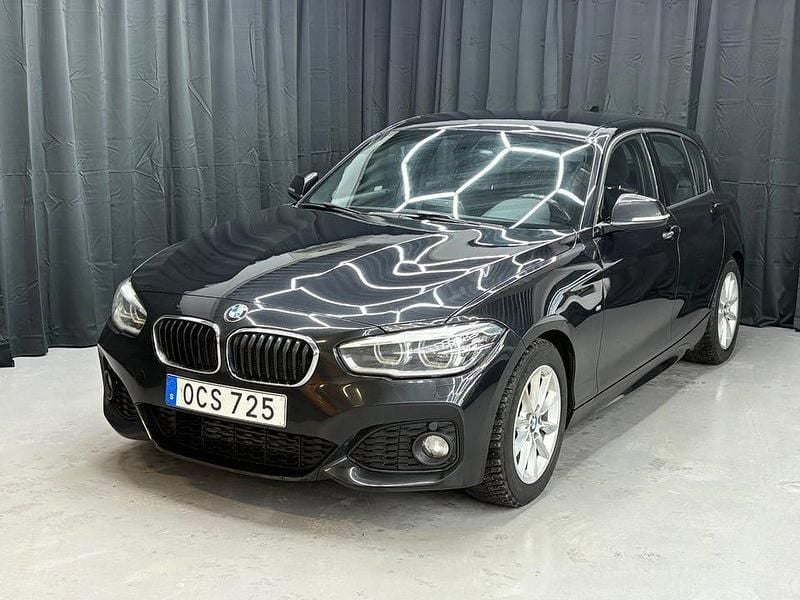 Svart Begagnad 2016 BMW 118 M Sport Halvkombi | 124 900 kr (Marknadspris) - Bild 1/4