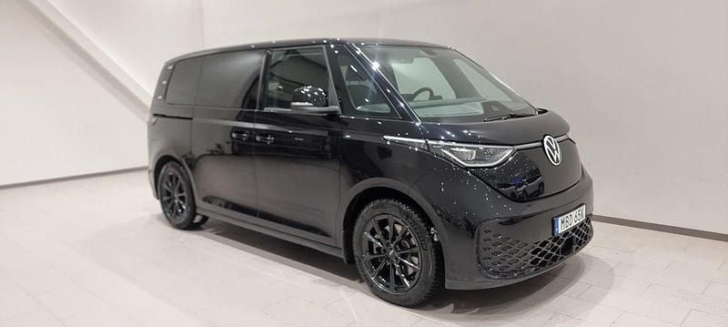 Svart (deep black pärleffekt) Begagnad 2023 VW ID. Buzz Pro Minibuss | 499 000 kr (Dyr) - Bild 1/4