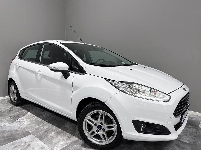 Vit Begagnad 2014 Ford Fiesta Titanium Halvkombi | 69 900 kr (Marknadspris) - Bild 1/4