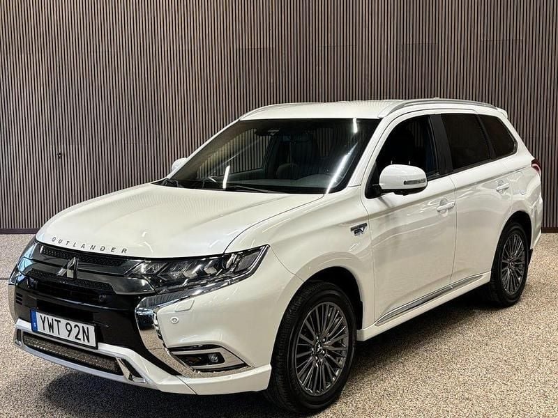 Begagnad Mitsubishi Outlander 224 HK (164 kW) 2020 Vit SUV