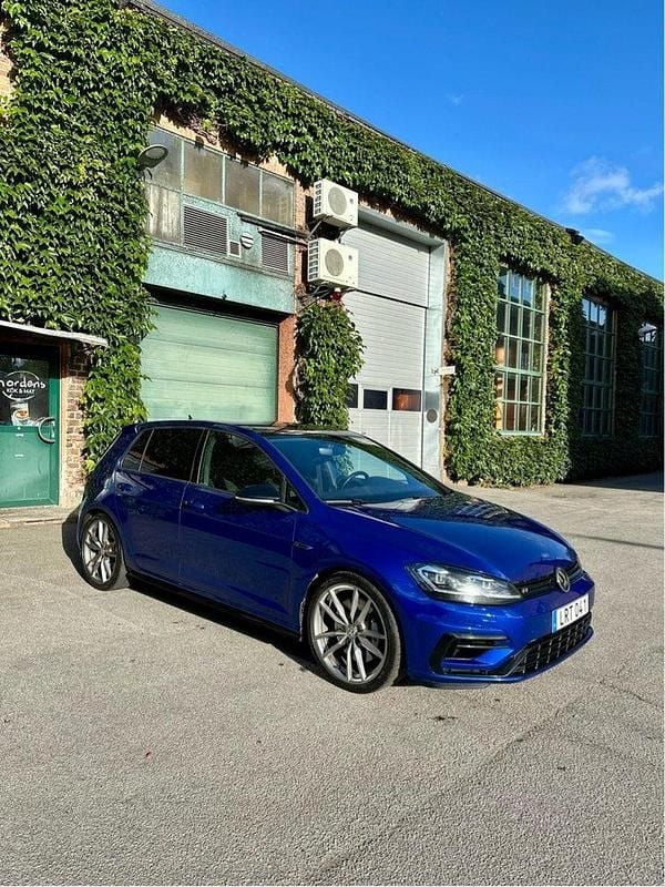 Blå Begagnad 2018 VW Golf VII R Halvkombi | 359 000 kr - Bild 1/4