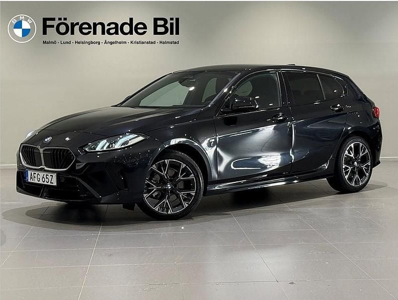 Svart Begagnad 2025 BMW 120 M Sport Halvkombi | 369 000 kr (Bra pris) - Bild 1/4