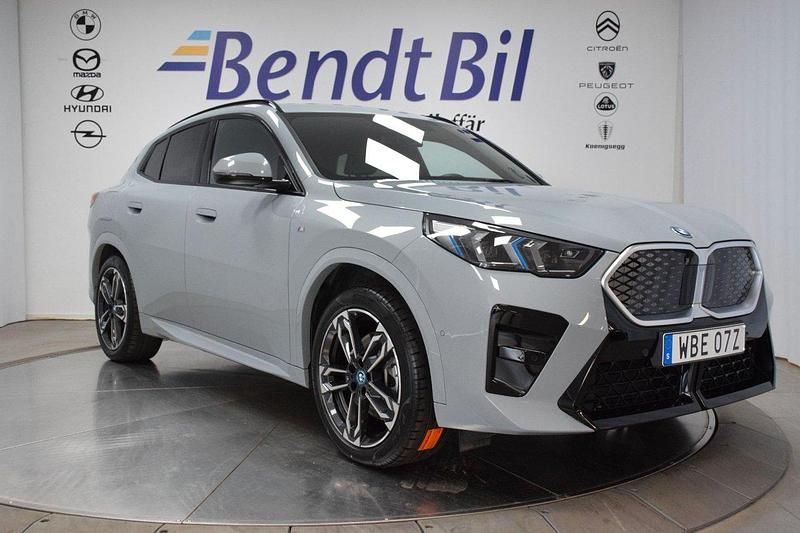 Grå Begagnad 2024 BMW iX2 M Sport SUV | 499 500 kr - Bild 1/4
