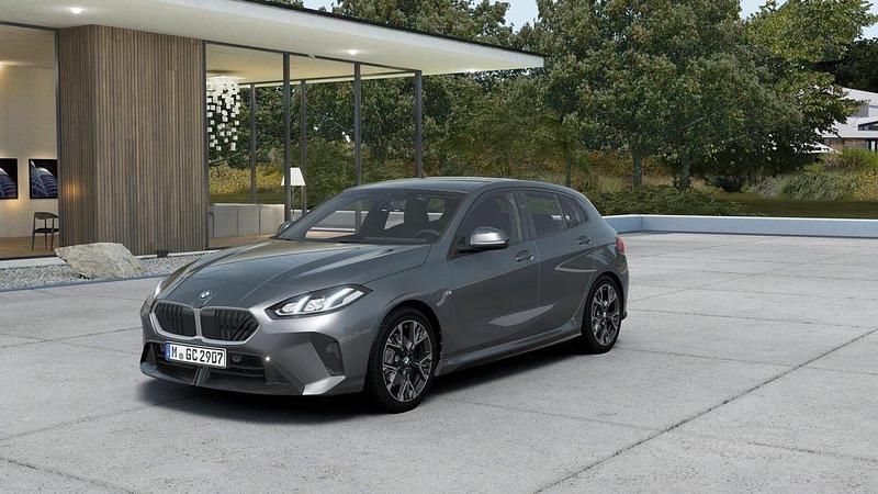 Grå Begagnad 2024 BMW 120 M Sport Halvkombi | 389 800 kr - Bild 1/4