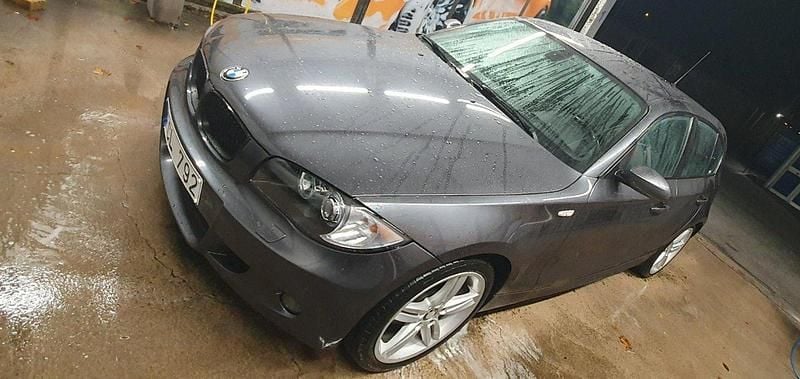 Grå Begagnad 2008 BMW 120 Advantage Halvkombi | 69 000 kr (Marknadspris) - Bild 1/4