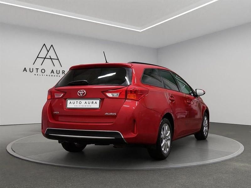 Begagnad Toyota Auris Touring Sports Edition 132 HK (97 kW) 2014 Röd Kombi