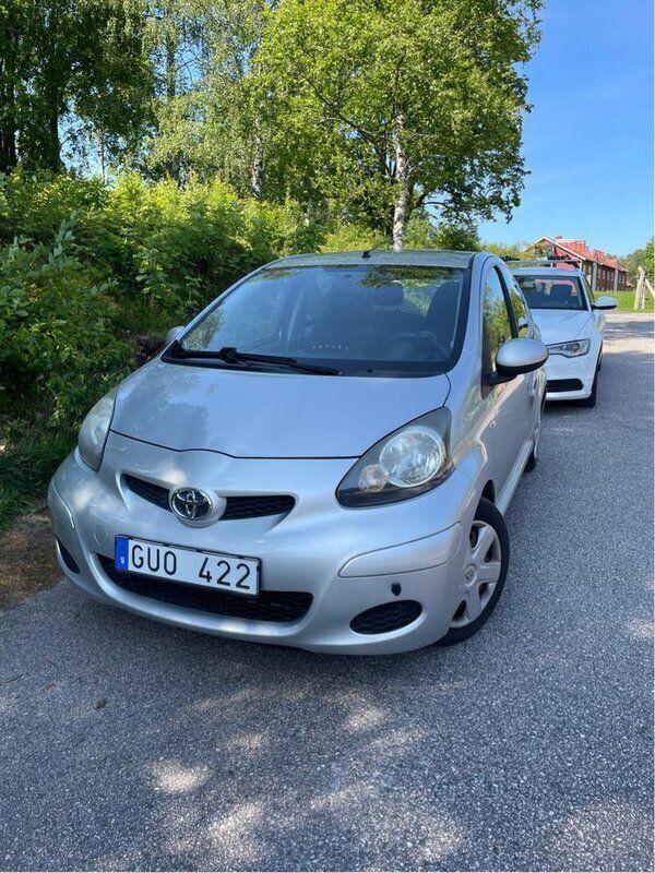 Silver Begagnad 2009 Toyota Aygo Halvkombi | 29 000 kr (Marknadspris) - Bild 1/4