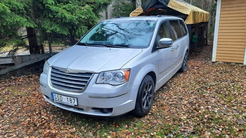 Grå Begagnad 2010 Chrysler Grand Voyager Minibuss | 54 500 kr (Marknadspris) - Bild 1/4