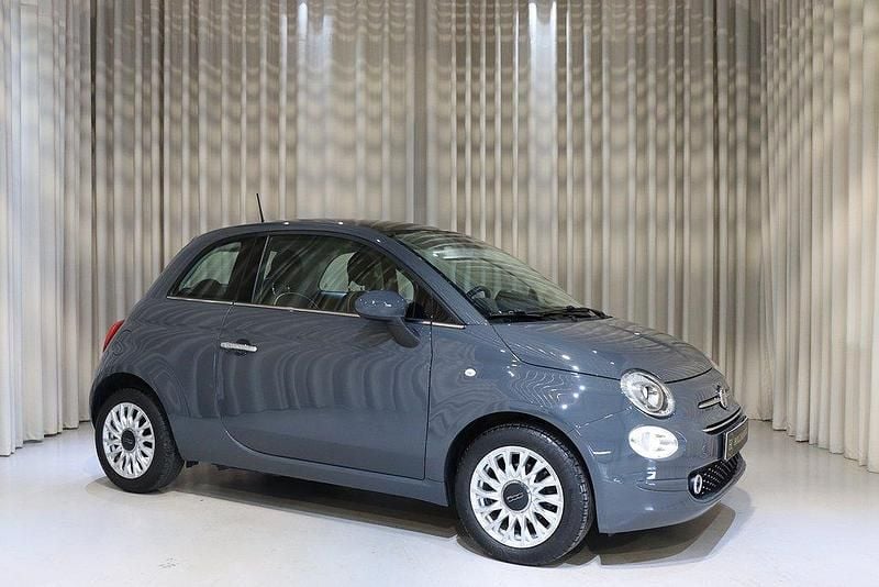 Grå Begagnad 2018 Fiat 500 Lounge Halvkombi | 109 900 kr (Marknadspris) - Bild 1/4